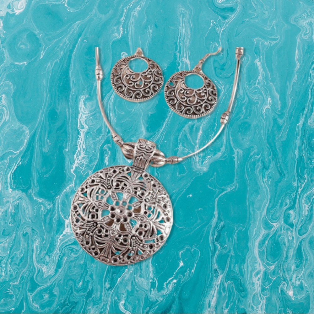 Ladies Retro Necklace and Earrings
